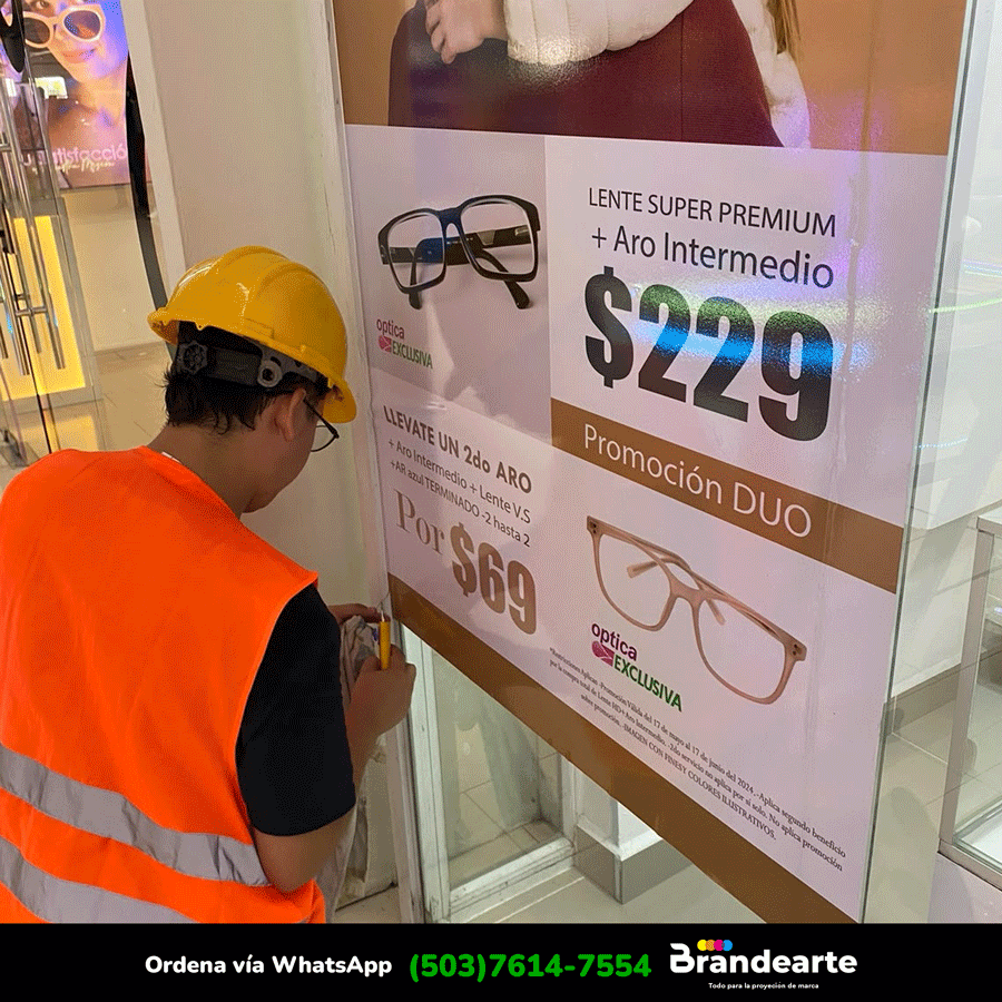 instalación de vinil en tienda metro centro San Salvador