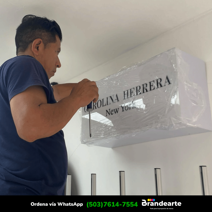 instalación de caja de luz en acrílico 