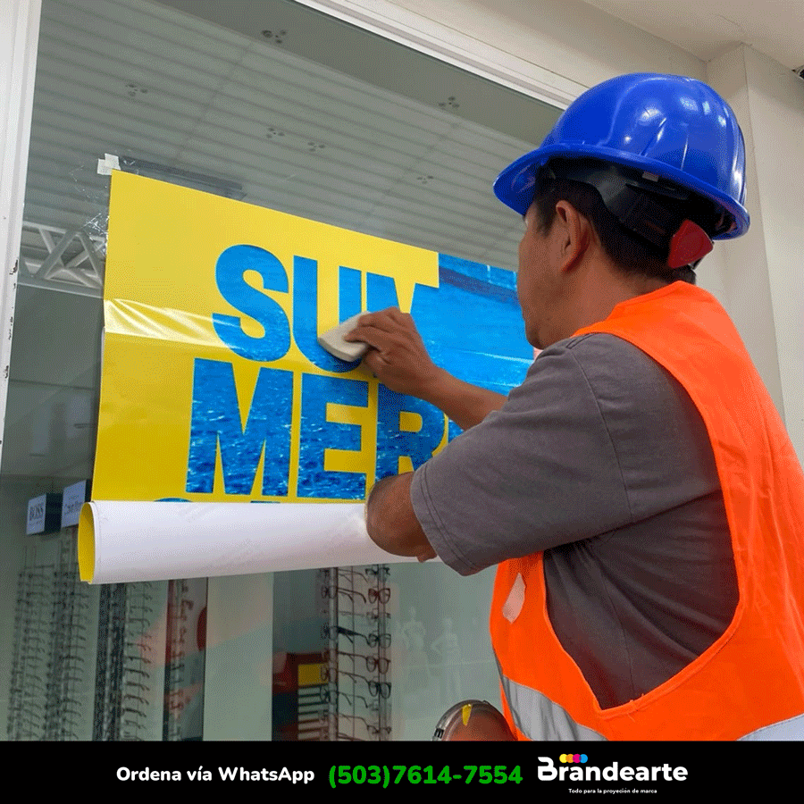 instalación de vinil en tienda metro centro san salvador